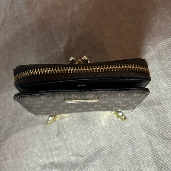 DKNY Small Logo Zip Around Wallet - Picture 3 of 12